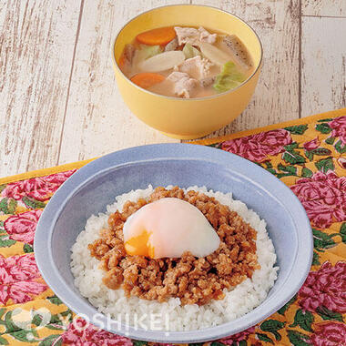 とろ～り温玉のせ鶏そぼろ丼
